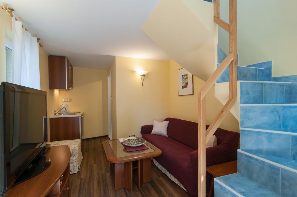 Apartments Larsen Omiš Exterior foto